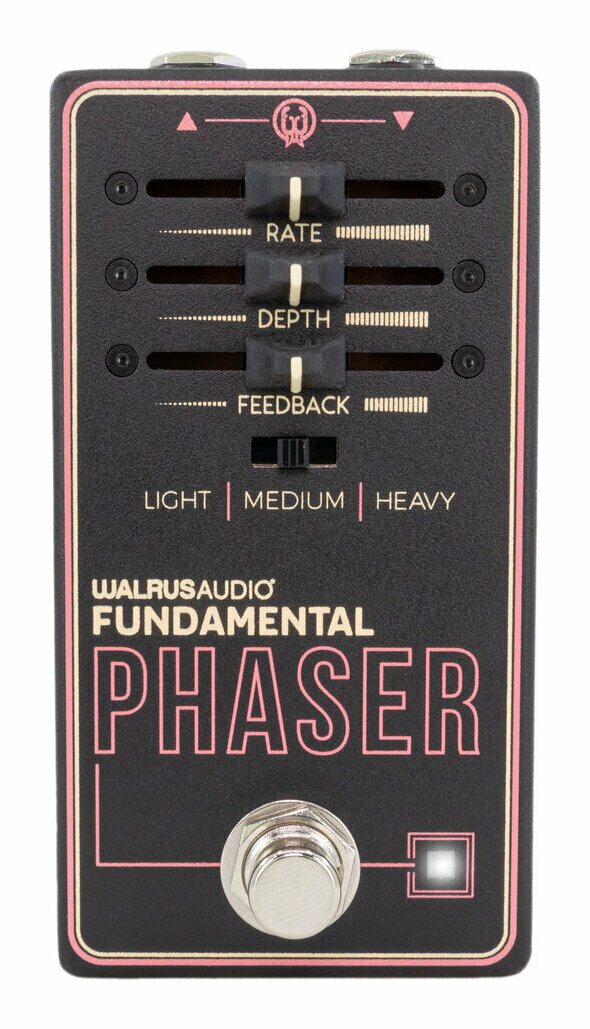 こちらの商品はお取り寄せとなります。3日〜1週間ほどでお届け可能です。メーカー品切の際はお時間を頂きます。Fundamental Phaserは定番のフェイザーをデジタルで再現した万能なフェイザーペダル。3つのフェイザーアルゴリズムは、軽い音色変調から激しく可変され共振したフェイザーまで幅広いレンジのサウンドを選ぶことができます。-------------------------------------------------------------・電源:9VDCセンターマイナス(アダプター専用)100mA minimum・SIZE:6.1cm(W)×5.7(H)×11.6(D)cm・WEIGHT:234g【Fundamental Series】Fundamentalシリーズはプロフェッショナルプレイヤーの求めるサウンドクオリティを満たしながらも、3つのスライダーとモード切り替え用3-wayスイッチを装備し、ペダル初心者にも易しいシンプルなコントロール設計でコストパフォーマンスに優れたモデル。バンドリハーサルからアリーナクラスのライブまで幅広くカバーする8モデルをラインアップ。Fundamentalシリーズはすべてのモデルをアメリカ・オクラホマ州のWalrus Audio本社でデザイン・製造しており、決して妥協は許しません。スライダーコントロール●RATE-可変されたLFOの値をコントロール。高い値では早くはっきりとしたピッチ可変効果が得られ、一方で低い値ではゆっくりとより繊細な効果が得られます。●DEPTH-可変されたLFOの奥行きをコントロール。信号に与えるピッチモジュレーションの量に影響を与えます。●FEEDBACK-フィードバックループに送る可変された信号の量をコントロール。より多くのフィードバックはより多くの共振を造り出します。3-wayスイッチ3つのフェイザーアルゴリズム●LIGHT-信号を微弱に可変させるスケールバックされたフェイザー。●MEDIUM-定番の温かみのあるアナログフェイザーを再現。●HEAVY-多数の実験的なサウンドが発声されるマルチボイスフェイザー。