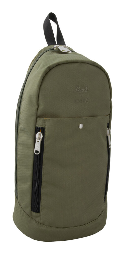 ※画像は撮影用商品のため、お届けの際の商品とは異なります。※バッグのみです。スティックなどは付属いたしません。体にフィットするデザインで、軽量ながらも高強度のハニカムリップ仕様の生地を使用したオリーブはスタイリングのアクセントになり、異なる色の糸で織った表情のある杢調生地を使用したグレーはスタイルを選ばすお持ちいただけます。ショルダーストラップは左右どちらにも付け替え可能な仕様の為、利き手に関係なく、持ち方を自由自在に変えることができます。スティック約6prやチューニングキーをはじめとしたドラムアクセサリーや譜面など、楽器用ケースとしても活用できるほか、タブレットが収納できるポケットもあり、A5サイズも収納可能なシンプルでスリムなデザインは、シーンや性別を問わず、デイリーユースなアイテムとして、さまざまなアクティビティに最適です。POINT1:体にフィットするシンプルデザイン。(Pearl×anello(R)ロゴプリント入り)POINT2:取り外し可能なショルダーストラップ。POINT3:軽量ながらも高強度のハニカムリップ仕様の生地採用。POINT4:楽器用ケースとしても、デイリーユースなアイテムとしても活用できます。■重さ:440(g)■サイズ:幅30.0×高さ50.0×マチ9.0(cm)■ポケット数:8■ショルダー長さ:53~98(cm)