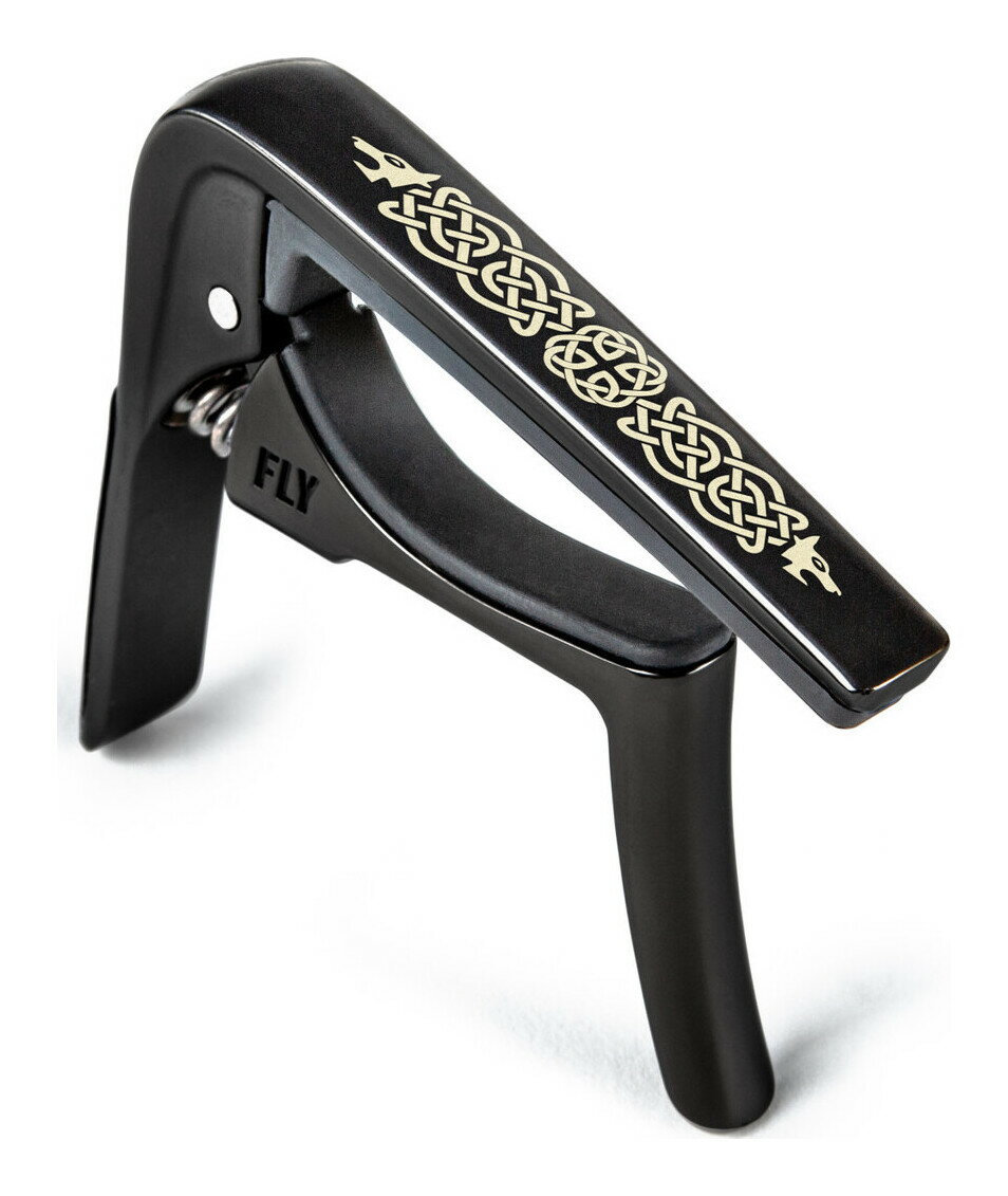 こちらの商品はお取り寄せとなります。3日～1週間ほどでお届け可能です。メーカー品切の際はお時間を頂きます。※画像は撮影用商品のため、お届けの際の商品とは異なります。トリガー・フライ・カポにケルティック柄の特別仕様が登場トリガーフライ・カポは、ダンロップ製カポのベストセラー「トリガー・カポ」のデザインを基に、より優れた操作性とチューニングの安定性を実現しています。人間工学に基づいた流線型のグリップと、新たに設計されたスプリング・メカニズムで、より快適な着脱が可能に。ギターの指板に対し最適化された形状のフレットパットと、バランスのとれた圧力により、正確な音程とクリアなサウンドを提供します。U.K.の特別版ケルトノットエディションが全世界で発売となりました。LOUD SUSTAIN:特別な合金で音量、明瞭さ、サスティンが向上STAY IN TUNE:新しく設計されたスプリング・メカニズムで正確な音程を実現FULL＆CLEAR:独自のラバーパッドでコードを明瞭かつリッチに発音EASY TO USE:人間工学と適切な張力により、キーチェンジが素早く簡単に可能