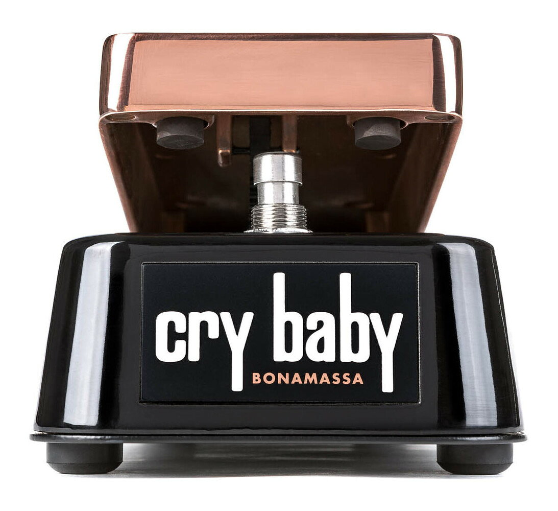 JB 95 Joe Bonamassa Signature Cry BabyJoe BonamassaのレスポールとシステムにフィットするようにデザインされたCryBaby。外装は,クラシックな銅色のトップに黒のボディを配しています。内部にはヴィンテージスタイルのスルーホールボード。独特な倍音を持つHaloインダクタを採用。彼のレイアウトで前後のインピーダンスバランスを取るために出力バッファを搭載。彼自身の好み＝トゥルーバイパスではない方式と、トゥルーバイパスのスイッチングを選択できるようにしてあります。電源9V： 乾電池006Pまたは9VACアダプター外形寸法：100(W) x 2,500(D) x 700(H)mm重量：1,100 g（電池含まず）