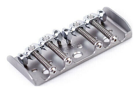 こちらの商品はお取り寄せとなります。3日～1週間ほどでお届け可能です。メーカー品切の際はお時間を頂きます。※画像は撮影用商品のため、お届けの際の商品とは異なります。Bigsby B5を搭載したギター用にプレート部分が切り落とされ弦をテイルピース側に通せるようになっています。リア側にハムバッカーを搭載したTELECASTER(R)(THINLINE、CUSTOM、DELUXE)タイプや、ハードテイル仕様のSTRATOCASTER(R)タイプ向けのブリッジです。・マウント用のネジ穴を3つ設けたタイプです。・サドル部に硬質クロムメッキ加工を施したモデルです。