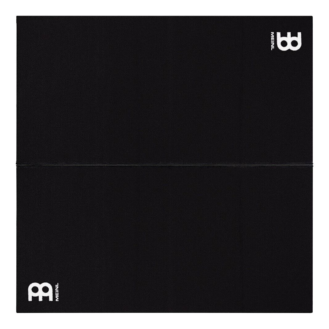 こちらの商品はお取り寄せとなります。3日～1週間ほどでお届け可能です。メーカー品切の際はお時間を頂きます。※画像は撮影用商品のため、お届けの際の商品とは異なります。※収納バッグは付属しません。MEINLドラムラグは、ライブ演奏を行うドラマーのニーズを念頭に置いて設計されています。耐久性のある素材は、ドラムやハードウェアがずれたり滑ったりしないように固定するのに最適で、密に織られた生地を採用しています。この生地にスパイクやスタンドが食い込むことで、強力なグリップを実現します。滑り止めゴムの底面仕様で、演奏中にラグが動いてしまうことを防ぎ、ドラムやスタンドのスパイクが突き抜けることを防ぐ耐久性を備えています。