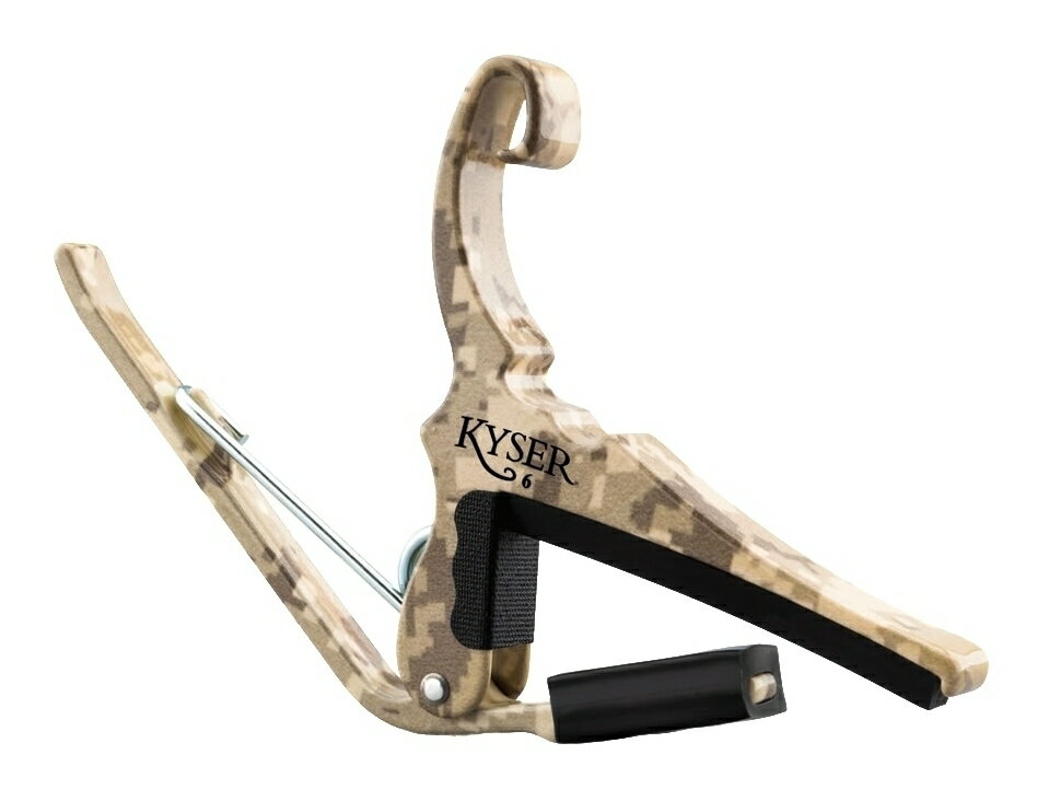 こちらの商品はお取り寄せとなります。3日～1週間ほどでお届け可能です。メーカー品切の際はお時間を頂きます。【ゆうパケット発送】・お問い合わせ番号による郵便追跡サービスがご利用いただけます。※一部定形外郵便発送商品には追跡サービスはございません。・お届けは郵便受けへの投函で完了となります。・日付・時間帯指定はお受けできません。・お届けまで2～5日ほどかかります(お届け地域により異なります)。・繁忙期やお届け地域によっては10日前後かかる場合がございます。・配達の遅延・紛失または破損した場合の補償はございません。・郵便受けに入らないサイズの商品は持ち戻りになる場合がございます。※画像は撮影用商品のため、お届けの際の商品とは異なります。ファッション性の高い迷彩柄。カイザーはギターズ・フォー・ベッツ(G4V)と提携し、音楽の力で退役軍人を支援するという共通の使命を掲げています。G4Vカイザークイックチェンジ・カポは、湾岸戦争および対テロ戦争に従軍した退役軍人の軍服を彷彿とさせるデザートカモフラージュデザインを採用しています。Kyser(R)Quick-Change(R)40年以上にわたり、Kyser(R)Quick-Change(R)カポはトリガー式カポの基準を確立しています。実際、他のどのブランドよりも多くのアーティストがKyser(R)を選択しています。Kyser(R)カポは直感的に操作でき、片手だけで素早く簡単に移調が可能です。あらゆるレベルのミュージシャンが、Kyser(R)Quick-Change(R)カポの品質と信頼性を高く評価しています。各カポはテキサス工場で14段階の厳格な工程を経て製造され、最高水準のクラフトマンシップを保証しています。航空機グレードのアルミニウムを採用し、卓越した耐久性を実現しています。Kyser(R)は米国で100%調達・製造・組立・包装され、Kyser(R)の専任が全てのカポがお客様の期待に応えるよう徹底管理しています。すべてのKyser(R)クイックチェンジ(R)カポは生涯保証付きです。だからこそKyser(R)は世界で最も信頼されているカポタスト(R)なのです。