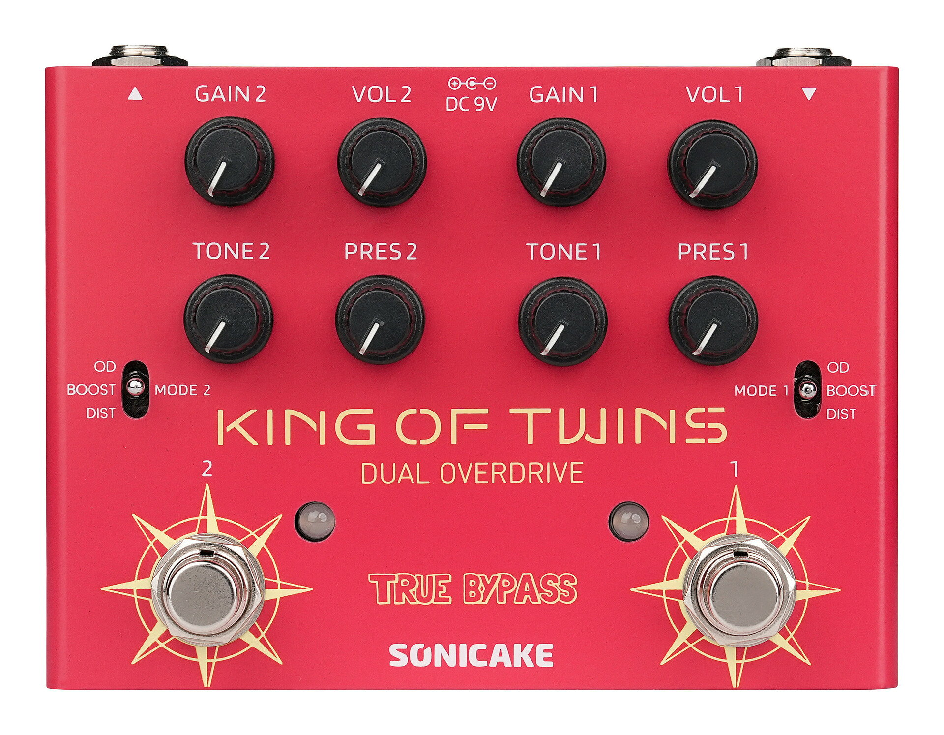 King of Twinsは、デュアルチャンネル仕様のオーバードライブペダルです。各チャンネルには「オーバードライブ」「ブースト」「ディストーション」の3つの独立したトーンモードを搭載し、それぞれに幅広いパラメーターコントロールを備えています。デュアルチャンネル構造とトリプルモード設計により、クラシックなブルースオーバードライブ、芯のあるクリーントーン、そして温かみのあるヴィンテージディストーションまで、多彩なサウンドを生み出します。純粋なアナログ回路とトゥルーバイパススイッチングにより、あなた本来のトーンキャラクターをしっかりと保ちます。・純粋なアナログ回路により、リアルなオーバードライブトーンとダイナミックなレスポンスを実現します。・デュアルチャンネル仕様により、自在な音作りが可能です。各チャンネルを個別に使用することも、スタックして強力なゲインブーストを得ることもできます。・各チャンネルに3つのモード「オーバードライブ」「ブースト」「ディストーション」を搭載しています。・各チャンネルに4つの専用ノブを備え、サウンドを細かくコントロールできます。・トゥルーバイパス回路により、原音のニュアンスを損なうことなく出力します。製品コンセプト・デュアルチャンネルで広がるドライブ表現:King of Twinsは、2つの独立したチャンネルにそれぞれ3つのトーンモードを備えたオーバードライブペダルです。オーバードライブ、ブースト、ディストーションを使い分けることで、ブルース系のドライブから芯のあるクリーンブースト、ヴィンテージ感のあるディストーションまで幅広いサウンドに対応します。単体使用はもちろん、2チャンネルをスタックすることで、コンパクトな筐体からより厚みのあるゲインステージを構築できます。主な性能・フルアナログ回路設計:純粋なアナログ回路により、リアルなオーバードライブトーンとダイナミックなレスポンスを実現します。・デュアルチャンネル仕様:各チャンネルを個別に使用することも、2チャンネルをスタックしてより強力なゲインブーストを得ることもできます。・3つのトーンモード:各チャンネルにオーバードライブ、ブースト、ディストーションの3モードを搭載し、幅広いサウンドメイクに対応します。・トゥルーバイパス:トゥルーバイパス回路により、エフェクトオフ時も原音のピュアなトーンを保ちます。・堅牢で信頼性の高い設計:軽量なアルミ合金製ボディを採用し、扱いやすさと耐久性をバランスよく両立しています。製品仕様・電源:DC9Vセンターマイナス(別売)・消費電流:7mA・サイズ/重量・寸法:奥行120mm×幅90mm×高さ53.5mm・重量:383g