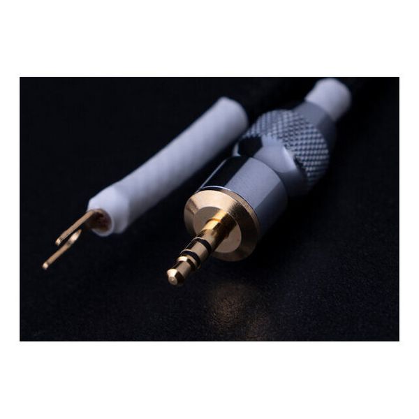 こちらの商品はお取り寄せとなります。3日～1週間ほどでお届け可能です。メーカー品切の際はお時間を頂きます。【ゆうパケット発送】・お問い合わせ番号による郵便追跡サービスがご利用いただけます。※一部定形外郵便発送商品には追跡サービスはございません。・お届けは郵便受けへの投函で完了となります。・日付・時間帯指定はお受けできません。・お届けまで2～5日ほどかかります(お届け地域により異なります)。・繁忙期やお届け地域によっては10日前後かかる場合がございます。・配達の遅延・紛失または破損した場合の補償はございません。・郵便受けに入らないサイズの商品は持ち戻りになる場合がございます。PC-Triple C導体を採用した高品質オーディオ専用アースケーブル。金メッキ製Y型端子で音質向上ならびに酸化防止。ポリエチレンテレフタレート素材編組チューブで継続的な耐摩耗性も実現。ステレオプラグモデルClone1T3Clone1の片側φ3.5ステレオプラグモデル。接続用φ3.5ステレオプラグには酸化を防ぐ信頼性高い金メッキ製を採用。端子カバーも真鍮削り出しにローレット加工を施すなど使い勝手を向上させています。使用方法φ3.5ステレオ端子をオーディオ装置の同空き端子に接続し、もう一方のY型端子は仮想アースなどに接続してください。