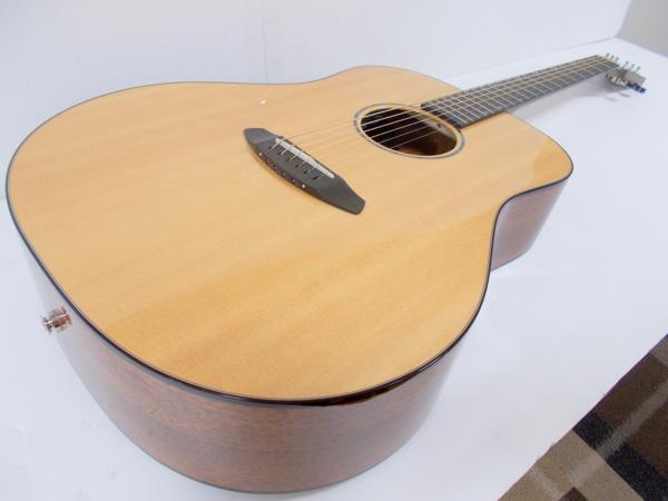 ★Breedlove Premier D21E★　・ハードケース付き・展示新品。アウトレット品・保証書付き。1990年に設立されたブリードラヴ・ギターは確かな木工技術と繊細なインレイワークによって、近年アメリカでの評判が更に高まっている注目のアコースティックギター・ブランドです。自社工場でのハンドクラフトならではの優れた演奏性と美しい仕上がり、そして上位機種に比肩するサウンドクオリティを誇るスタンダード・シリーズ。このシェイプはトラディショナルなドレッドノートより丸みがあり、美しく、豊かで、パンチが効いた、くっきりしたトーンを生み出します。グラデュエーテッド・トップは、全音域にわたってバランスがとれた一音ずつクリアなサウンドと、これほどの音量とパワーを持つ楽器にはかつてなかったほど繊細なニュアンスを持つ豊かなサウンドを提供します。市場でもっとも革新的で表現豊かなサウンドのドレッドノートです。ボディ・シェイプ ドレッドノートボディ厚 4” (101.6mm)トップ シトカ・スプルース単板グラデュエーテッド・トップ ○サイド/バック ホンジュラン・マホガニー単板ネック材 サペリスケール 25 1/2”（647.7mm）指板/ブリッジ エボニーブリッジ・トラス 無しナット/サドル TUSQ（タスク）ナット幅 1 3/4” (44.5mm)ペグ ブリードラブ・オリジナルバインディング トータスピックアップ FISHMAN　ウルトラ・トーン※アウトレット品、店頭展示品ですので、試奏跡など擦り傷や、汚れ等がある場合がございます。予めご了承下さい。【アピタ稲沢店在庫】こちらの商品は店頭展示品もしくはアウトレット品のため、試奏跡などのキズ、打痕等ある場合がございます。実際にご来店いただき、試奏していただくことも可能です。商品の状態、在庫の確認は、直接該当店舗へお電話をお願いいたします。店頭販売もしておりますので、ご注文のタイミングによってはご用意できない場合があることをご理解お願いいたします。