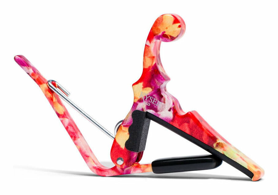 こちらの商品はお取り寄せとなります。3日〜1週間ほどでお届け可能です。メーカー品切の際はお時間を頂きます。【ゆうパケット発送】・お問い合わせ番号による郵便追跡サービスがご利用いただけます。※一部定形外郵便発送商品には追跡サービスはございません。・お届けは郵便受けへの投函で完了となります。・日付・時間帯指定はお受けできません。・お届けまで2〜5日ほどかかります(お届け地域により異なります)。・繁忙期やお届け地域によっては10日前後かかる場合がございます。・配達の遅延・紛失または破損した場合の補償はございません。・郵便受けに入らないサイズの商品は持ち戻りになる場合がございます。ハワイアンレイをまとったウクレレカポ！花柄をモチーフにしたファッショナブルなデザイン。Kyser(R)Quick-Change(R)ウクレレカポは、片手で簡単に操作できるトリガーデザインを採用し、ウクレレのプレイ時にもキーの素早い変更を可能にします。