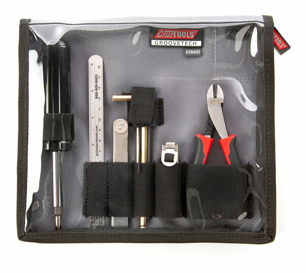 GrooveTech Bass Tech Kitは、ベースのメンテナンスに必要な道具をすべて網羅。11種類の六角レンチは、ミリ・サイズがゴールド、インチ・サイズが黒に色分けされており、長尺なので優れた操作性を発揮します。また、トラスロッド用のレンチは先端がボールエンドになっています。さらに、すきまゲージ、定規、カポタスト、ニッパー、6-in-1 ドライバーがセットになっています。GrooveTech Bass Tech Kitは一生お使い頂ける、プロフェッショナルな一品です。ドライバー: 1番、2番プラス・ドライバー、1/4”、3mmマイナス・ドライバー、1/4”、3/16”ナット・ドライバー定規: すきまゲージ15枚セット、6”定規六角レンチ: 1.5、 4mm(ポール・エンド)、5mm(ポール・エンド)、 0.050”、 1/16”、 5/64”、7/64”、3/16”(ポール・エンド)その他: ニッパー、カポタスト