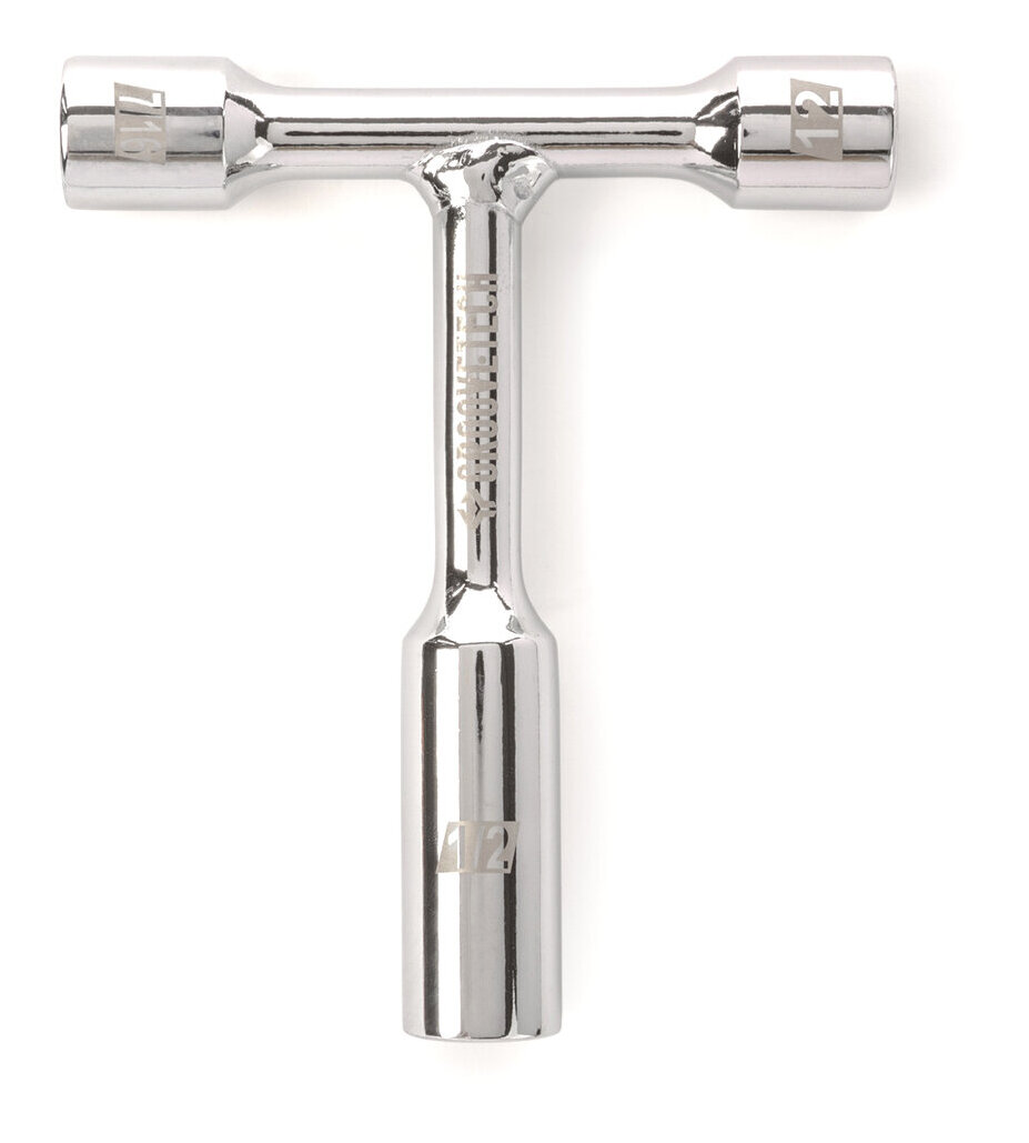 こちらの商品はメール便で発送します。詳細についてはこちらを必ずご確認ください。ミュージシャンにとって、入出力ジャックのナットが緩むというのは頭痛の種です。また、こういったナットが緩み防止の為に落とし込みの構造を持ち、表面から通常の工具では届かなかったりすることもままあります。こういう形状のナットが緩んでしまうとなす術がありません。様々なジャック構造に留めてある薄いナットに充分かみ合い、尚且つ代表的なナットの3つの規格全てに1つで対応可能な道具がGrooveTech Jack and Pot Wrenchです。対応サイズ規格は1/2インチ、7/16インチ、12mmで、コンパクトなT字型にまとめてあります。レンチの外周は非常に薄く作ら れ、ソケットに充分な深さを確保しており、あらゆる形状のジャックに取り付けられているナットに対応が可能です。1/2インチ用のソケットにはさ らに他のソケットより大きく深さを確保しています。プロフェッショナルなソケット形状をしており、ナットを破損しないようナットの角ではなく、側面と接触するように設計されています。GrooveTech Jack and Pot Wrenchの精度の高い構造とソケット面の滑らかな仕上げによりデリケートな表面でも安心した作業が可能です。