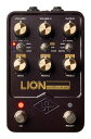 ロックを支える、象徴的なプレキシトーンを手にするUAFX Lion’68 Super Lead Ampペダルは、Jimi Hendrix、Van Halen、Led Zeppelin、AC/DCなど、数十年に渡り伝説的なアーティストの使用によって有名になった、クラシックなブリティッシュ・アンプ・サウンドを提供します*。Lion’68は、3つの異なる100ワットのプレキシ・アンプのトーンを忠実に再現する唯一のペダルです。パワフルなデュアル・エンジン・プロセッシングとワールドクラスのUADモデリングによって、オリジナルのゴージャスなクリーン、アグレッシブなブレイクアップ、そしてホットロッドと称される咆哮を得られます。*アーティスト名は、UAFX Lion’68 Super Lead Ampを公式に推奨するものではありません。60年代後半の100ワット・プレキシ・ヘッドの最も本格的なエミュレーションをストンプボックスの形で実現。Super Lead、Super Bass、そして「ブラウン」─3つの伝説的なプレキシ・セットアップでロックアウト。どこにでも持ち運べる、伝説的なマイクとスピーカーのペアリング、ブースト、アンプ・モッドを備えた、烈火の如きビンテージ・アンプのサウンド。UAFX Controlモバイル・アプリで、トーンのダウンロード、機能のカスタマイズ、プリセットの検索などが可能。ステージで、スタジオで、本物のチューブ・アンプのトーンを得るアンプリグの代わりにFOHへ直接出力する場合でも。DAWに録音する場合でも。他のデジタル・モデラーを遥かに凌ぐリアリズムをもって、Lion’68は、巧みにマイキングされた3つの100ワット・プレキシ・ヘッドの「ゴールデン・ユニット」から得られる、刺激的なトーンを提供します。受賞歴に輝く、スピーカー・キャビネット・エミュレーションOX|Amp Top Boxのダイナミック・スピーカー・モデリング・テクノロジーを採用したLion’68 Super Leadは、完璧に配置されたスタジオマイクとダイナミックなルームサウンドによって、6つのクラシックなスピーカー・キャビネットのセットアップが生み出す、本物の衝撃をもたらします。本格的なSuper LeadのサウンドLion’68は、厳選されたビンテージSuper Leadのヘッドから得られる、ベルのようなクリーン、アグレッシブなケラング、高鳴るディストーションを忠実に再現。スピーカーから飛び出す、まさにロックなトーンに心酔できる、唯一の「アンプ・イン・ア・ボックス」ペダルです。クラシックなSuper Bassのトーン攻撃性を抑えた、スポンジのようなアタックとクリーンなヘッドルームをお探しですか?Lion’68が提供するSuper Bassのトーンは、オーバードライブ、ファズ、ディレイなどとの組み合わせに最適で、この素晴らしいプレキシのバリエーションを見事に再現しています。極上のブラウン・サウンドVan Halenの「ブラウン・サウンド」は、Super Leadトーンの極みとして知られています。電圧不足のSuper Leadアンプの凶暴性から、Celestion 25W”Greenback”/JBL D-120F 4x12キャビネットのミックスに至る、何世代ものギタリストにインスピレーションを与えた、アグレッシブなシズル感、ソフトな中域のアタック、そして明瞭さを得られます。**本物のブーストを加えるLion’68は、Maestro EP-IIIプリアンプやBoss GE-10 10バンドEQなど、実証済みのブースト・レシピによって、クランチや灼熱のリード・トーンをさらに進化させることができます。UAFX ControlアプリでサウンドをカスタマイズUAFX Controlモバイル・アプリを使えば、Lion’68のすべてにアクセスできます。内蔵されたノイズゲートを加える、カスタム・トーンをダウンロードする、プリセットを呼び出してアーカイブするなどし、世代を超えたサウンドをより深く楽しみましょう。「ゴールデン・ユニット」に関する詳細クラシックなプレキシ・サウンドをキャプチャーするために、UAは、「レイダウン」トランスを備えた最高の個体(68年製Super Leadと、69年製Super Bass)を探しました。また、「ブラウン」アンプでは、Variacを使用して壁電源を90ボルトまで下げ、アンプを特別にホットな状態にリバイアスし、これまでに収録された中で最も有名なホットロッド・サウンドとその感触を提供します。ご注意くださいUAFX Lion’68 Super Lead Ampには、400mAのアイソレートされた電源(別売)が必要です。詳細は、こちらをご覧ください。UAFX本体のファームウェア更新を行う際は、UA Connectアプリのシステム必要条件を満たすコンピューターが別途必要です。詳細は、こちらをご覧ください。**ここで使用されている製品名は、それぞれの所有者の商標であり、Universal Audio Inc.とは一切関係がありません。これらの名称は、UAFX Lion’68 Super Lead Ampのサウンドモデルを作成するために研究された製品を識別するためにのみ使用されています。特徴パワフルなUAFXデュアル・エンジンによる、最もオーセンティックな60年代後半の英国製100ワット・プレキシ・アンプのサウンドのエミュレーションをストンプボックスの形で提供伝説的なハイパワーチューブアンプ、Super Lead、Super Bass、および「ブラウン」を忠実に再現数々の賞を受賞したOX|Amp Top Boxから生まれた世界最高のスピーカー・キャビネット、マイク、ルーム・トーンを搭載「ホットロッド」アンプとスピーカー・モッドに加え、無償で追加ダウンロード可能なスピーカー・キャビネットとマイク(要・製品登録)実際のアンプの前段で使用する際には、キャビネット/マイク・エミュレーションをバイパスすることで、真のトーンのフレーバーとオーバードライブサウンドを得ることが可能UAFX Controlモバイル・アプリによって、フットスイッチのカスタマイズ、ノイズゲートの設定、プリセットの呼び出しと保存、追加機能のアンロック、プリセットのダウンロードなどが可能時代を超越したUAのデザインとクラフトマンシップ、長年の使用に耐え得るべく構築された堅牢な造り仕様電源(別売):アイソレートされたDC9V、400mA(最小)、センターマイナス、2.1 x 5.5 mmバレルコネクターの電源入力:2つの1/4インチ・アンバランスTS(Input 2は、ステレオ接続や4ケーブルモードの際に使用)出力:2つの1/4インチ・アンバランスTS(Output 2は、ステレオ接続や4ケーブルモードの際に使用)入力インピーダンス:500 kΩ(モノラル入力)1 MΩ(ステレオ入力)出力インピーダンス:500Ω最大入力レベル:12.2 dBu最大出力レベル:12.1 dBu周波数特性:20 Hz～20 kHz、±1 dBUSB Type-C(ケーブル別売):コンピューターでの製品登録、およびファームウェアのアップデートに使用ワイヤレス技術:Bluetooth v5(2.4 GHz帯域)寸法:高さ:6.5 cm幅:9.2 cm奥行き:14.1 cm重量:0.605 kg仕様は予告なく変更となる場合があります。