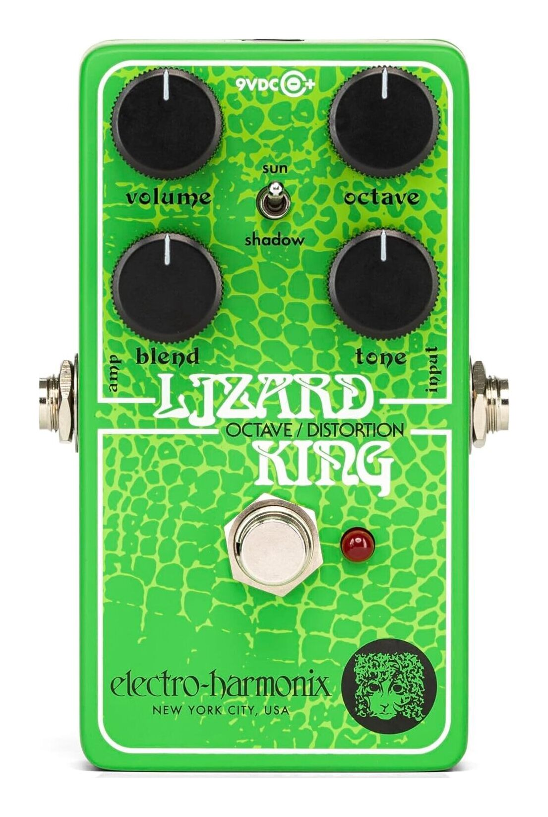 こちらの商品はお取り寄せとなります。3日～1週間ほどでお届け可能です。メーカー品切の際はお時間を頂きます。ベース用オクターブ・ファズの王様降臨!Electro-Harmonixから新しいオクターブ・ファズの王位継承者、LizardKingが登場しました。2023年にリリースされたEHX x JHSのコラボレーションにインスピレーションを得て開発されたLizard Kingは、Lizard Queenの刺激的でレスポンスの良いオクターブ・ファズ回路をベース向けに最適化したものです。アップデートされたToneコントロールと新たに追加されたBlendノブにより、ベースの基本的なトーンとローエンドはそのままに、トップエンドのファズトーンをどんなミックスにもなじませ、際立たせることができます!EHX Lizard Kingは、ダイナミックに反応するゲインが固定されたファズです。楽器の音量を調整することで、ファズの度合いをコントロールできます。楽器の音量を下げるとクリアでファジーなオーバードライブになり、楽器の音量を最大にすると、激しいリフや鋭いソロトーンに適した高いゲインが得られます。VOLUMEとOCTAVEノブは、それぞれ全体の出力とオクターブブレンドの音量を調節します。Lizard Kingの新機能であるBLENDノブは、クリーン・トーンとファズ・トーンのミックスを設定し、ベースのアタックとローエンドを保ちながらファズの理想的なバランスを作り出します。TONEノブは高音域を抑えるローパスフィルターで、SUN/SHADOWスイッチはオクターブ・ファズとクリーン・トーンの音色をさらに強調します。SUNはオクターブ・ファズをよりドライブ感のあるミッドレンジでブーストし、BLENDノブで調節できるクリーン・トーンは高音域と低音域がより強調されます。スイッチをSHADOWに設定すると、クリーン・トーンは変化せず、ファズ・トーンはタイトに変化します。Specification・ベース用に最適化されたビンテージスタイルのオクターブファズ・EHX x JHS Lizard Queenにインスピレーションを受けたモデル・BLENDノブは100%クリーンから100%ファズまでミックス可能・ファズのハイエンドを滑らかにするTONEコントロール・OCTAVEノブでレトロなオクターブ・トーンをブレンド・SUN/SHADOWトグルでトーンを強調・トゥルー・バイパス