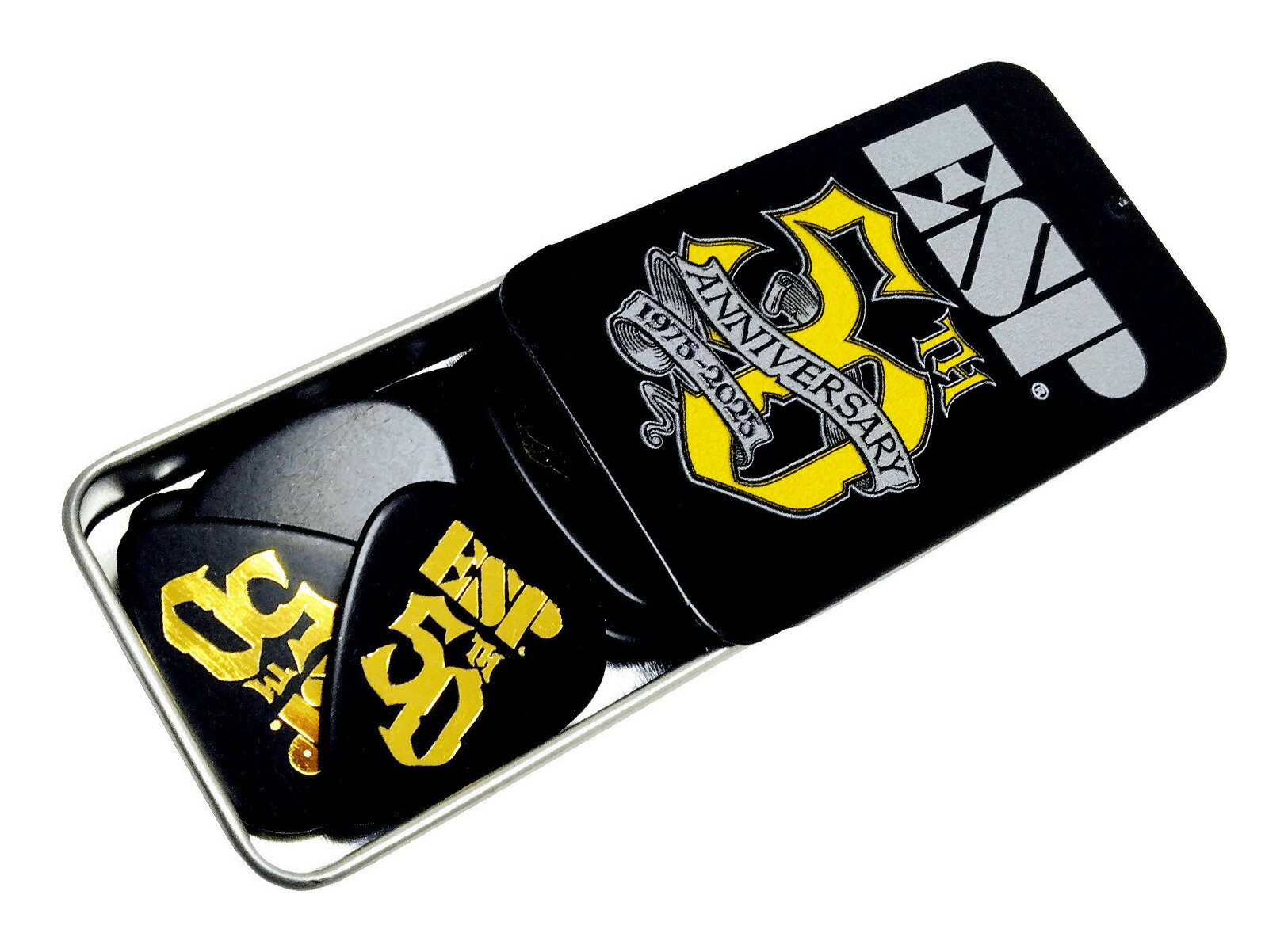 ※画像は撮影用商品のため、お届けの際の商品とは異なります。【ゆうパケット発送】・お問い合わせ番号による郵便追跡サービスがご利用いただけます。※一部定形外郵便発送商品には追跡サービスはございません。・お届けは郵便受けへの投函で完了となります。・日付・時間帯指定はお受けできません。・お届けまで2～5日ほどかかります(お届け地域により異なります)。・繁忙期やお届け地域によっては10日前後かかる場合がございます。・配達の遅延・紛失または破損した場合の補償はございません。・郵便受けに入らないサイズの商品は持ち戻りになる場合がございます。50周年ロゴをプリントしたピック缶です。ティアドロップタイプのセルロース製ピックが12枚セットされています。素材:本体:ブリキ、ピック:セルロースサイズ:本体:71W×42D×11.5H(mm)、ピック:厚さ1.0mmカラー:本体:ブラック、ピック:ブラックピック入数:12枚