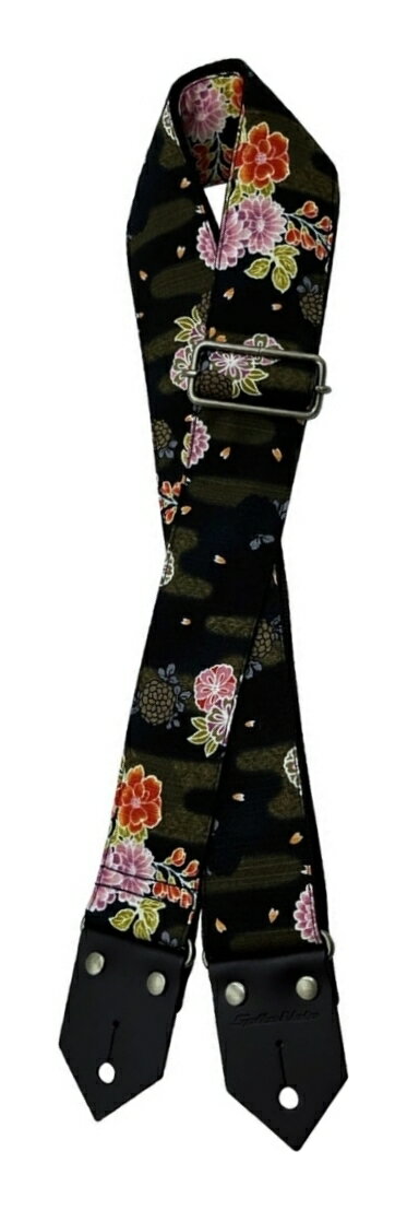 こちらの商品はお取り寄せとなります。3日～1週間ほどでお届け可能です。メーカー品切の際はお時間を頂きます。※画像は撮影用商品のため、お届けの際の商品とは異なります。ベースカラーとなる黒を基調に落ち着いた雰囲気と花柄のコントラストがいかにも′′和′′らしさを感じさせます。今回の和柄生地もとある工場倉庫に眠っていたデッドストック。和柄らしい色味や柄はもちろんですが、生地の織り方も独特な雰囲気を持ち風格が違います。ストラップのメインとなる素材は厳選したポリプロピレン。しっかりとした質感に加え適度に滑る操作性、そして軽さも魅力です。ストラップエンド部分には本革のブラックを採用。金属パーツ類は雰囲気もベストマッチなアンティック仕上げ。ブランドロゴは主張しすぎないようボディエンド側のレザーエンドに型押し加工。本体幅50mm。全長820mm~1450mm。無段階バックル仕様で微調整が可能です。