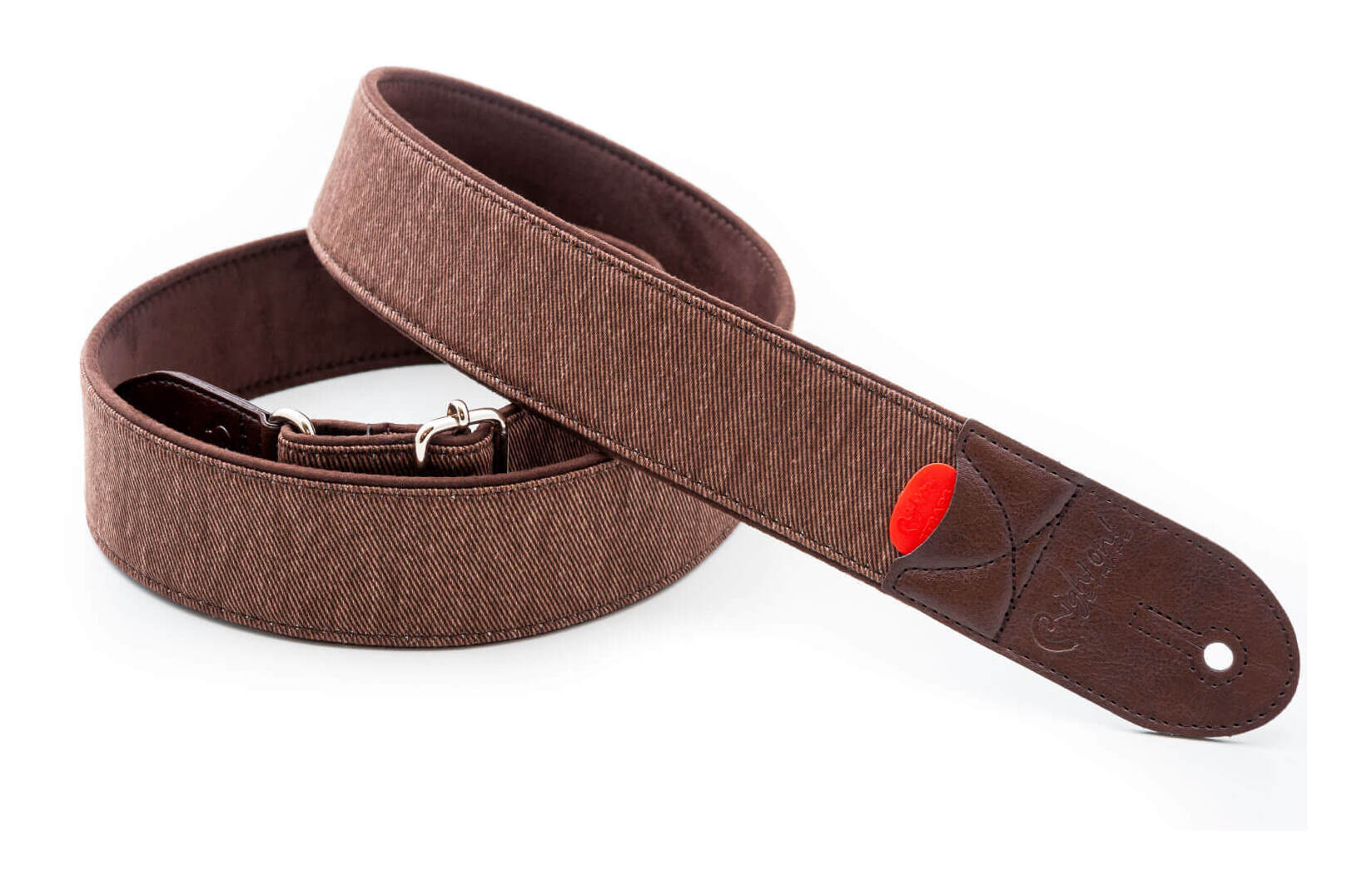 こちらの商品はお取り寄せとなります。3日～1週間ほどでお届け可能です。メーカー品切の際はお時間を頂きます。※画像は撮影用商品のため、お届けの際の商品とは異なります。DENIM-50は、Roadrunnerコレクションの一員として誕生したパッド入りギターストラップです。耐久性に優れたGRS認証ファブリックを採用し、都会的でタイムレスなデザインを実現しています。低反発ラテックスの内部パッドとソフトなマイクロファイバー裏地により、長時間のステージやスタジオワークでも肩への負担を軽減できます。長さは80 cm~145 cmの範囲で細かく調整できるため、立奏・座奏を問わず幅広いプレイスタイルにフィットします。特徴タフなGRSファブリック:擦れや汗に強い再生素材を使用し、日常のハードな移動やライブにも安心して持ち運べます。低反発パッド×ソフト裏地:低密度ラテックスとマイクロファイバー裏地が荷重を均等に分散し、長時間でも快適な装着感を保ちます。80 cm~145 cmの長さ調整:身長や演奏スタイルに合わせて自由にセットでき、エレキ/アコースティック問わず使用可能です。注意事項・高温多湿や直射日光が当たる場所で長時間保管しないでください。・水濡れや汗が付着した際は、柔らかい布で拭き取り、陰干ししてください。・ストラップピンの形状やサイズによっては外れやすい場合があります。装着後にしっかり固定されているかご確認ください。スペック長さ:80~145 cm幅:5cm素材:ヴィーガンレザー/GRS認証ファブリック※商品の仕様、価格並びに付属品などは予告なく変更することがあります。※製品の特性上、製造過程で微細な研磨痕や擦れが生じることがございます。これらは製品の品質や性能に影響を及ぼすものではございません。※お使いのブラウザや環境により実際の商品と色が異なる場合がございます。