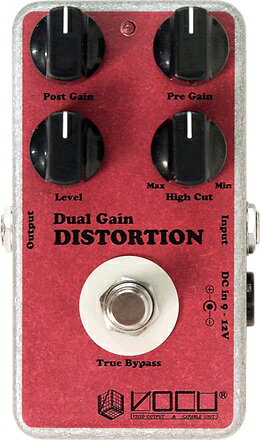 【お取り寄せ】※メーカー品切れの場合、お時間をいただく場合もございます。お急ぎの方はお手数ですが、ご注文の前にメールで在庫の確認のお問い合わせを下さい。2つのゲイン・ステージによって歪ませることで低音域のつぶれを回避し、 低音域の美しい歪みが得られるプレミアム・ディストーション一般的に弦楽器は、低音弦が高音弦よりも太い弦を使用するため、高音弦に比べ低音弦のほうが振幅が大きくレベルも大きくなります。1ステージのディストーションの場合、ゲインを上げていくと中高音よりも先に振幅の大きな低音域がサチュレーション（飽和状態）を起こすため、全体で好みの歪みが得られるよりも先に低音域の音つぶれが発生します。本機では、プリゲインで低音がつぶれないところまで歪ませておき、さらにポストゲインでもう一度歪ませることで、ハードに歪みながらも全周波数につぶれのないプレミアムなディストーションが得られる構造になっています。本機のシグナルの流れと活用のヒント： 本機は、プリゲイン → ハイカットフィルター → ポストゲインへとシグナルが流れていきます。プリゲインで歪ませたサウンドには多くの倍音が含まれるため、ポストゲインにシグナルを渡す前に、ハイカットフィルターで不要となる倍音をカッ トする仕組みです。 プリゲインとポストゲインを併用する場合、2つのノブのコンビネーションで歪み量と倍音成分（高音）の発生量が様々に変化します。最もオーソドックスなセッティングは、プリゲインを10時〜12時くらい、ハイカットをMAXにセットし、 ポストゲインを10時から12時くらいの間で好みのポジションにセットしてください。歪みが足りなければポストゲインを増量し、高音が不足しているようならばハイカットフィルターを時計方向へまわすかポストゲインを減量します。注意！ 2つのゲインを必要以上に高く設定すると回路内部でフィードバックが発生し、無演奏時にハウリングのような症状が発生します。このような症状が発生した場合には、各ゲインを適度に下げてください。2つのゲインノブは最大に歪ませたセッティングでもノブのポジションが左右対称になるまでに留めてください（例えばPre Gainが2時であれば Post Gainは10時、Post Gainが3時であればPre Gainは9時というように）。 一方のノブをミニマムにセットして、他方のゲインだけでも様々な表情の歪みを得ることができます。実験を繰り返して本機の様々なディストーションサウンドをお楽しみください。ハイカットフィルターとポストゲインの関係についてハイカットフィルターは、プリゲインで生成されたディストーションサウンドの高音域を減衰させていきます。ミニマムポジションでは高音の減衰は一切行われず、全域のシグナルがポストゲインへ送られます。反時計方向へ回すに従ってより低い周波数帯までシグナルを減衰させていくため、結果として高音域が削られていきます。ディストーションはゲインを上げるほど（歪み量を増やすほど）倍音成分が増 えていきます（高音が強調されます）。従って、本機の構造ではポストゲインを高く設定すると、ハイカットフィルターで高音を削ったとしてもポストゲイ ンが生み出す倍音によって再び高音が強調されることとなります。高音を抑えたマイルドなディストーションサウンドを得る場合には、ポストゲインを下げてセッティングを行ってください。 カスタマイズ 上級者向けに、基本サウンドをカスタマイズできる仕様にしています。基板上に配置した2つのトリマーで、特定の周波数レンジを意図的にブーストできます。1つは中域を他の周波数よりも多くブーストさせるコントローラーです。このコントローラーは中域を山の頂上としてなだらかに広い範囲の周波数帯のゲインを増減させるため全体のゲインブーストに関係してきます。出荷時には最も低いポジションにセットしています。もうひとつは高域を他の周波数よりも多くブーストさせるコントローラーです。出荷時には最も低いポジションにセットしています。このトリマーを上げることによって、Post Gain で生成される倍音成分が増量するため、結果として本機全体に高音の強調されたサウンドへセッティングを変化させることができます。※ 詳細はマニュアルをご覧ください。SIZE : 66mm W × 113mm H × 48mm D