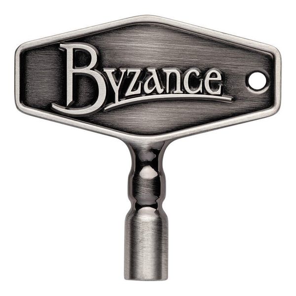 【お取り寄せ】※メーカー品切れの場合、お時間をいただく場合もございます。お急ぎの方はお手数ですが、ご注文の前にメールで在庫の確認のお問い合わせを下さい。こちらの商品はメール便で発送します。詳細についてはこちらを必ずご確認ください。Byzance Drum Keyにアンティークシルバー仕上げがラインナップへ加わりました。操作性を重視して、幅の広めなウイングデザインを採用し、片面には「Byzance」、もう片面は「MEINL」ロゴが入っています。