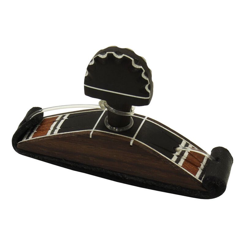 【お取り寄せ】※メーカー品切れの場合、お時間をいただく場合もございます。お急ぎの方はお手数ですが、ご注文の前にメールで在庫の確認のお問い合わせを下さい。フラメンコギタリストに根強い人気を誇る木製カポタスト。スペインで一つ一つ職人の手で作られる手工品です。革を使用したオールドスタイルは、ギターを傷付けにくく、軽量で違和感無く使用できます。※天然木材を使用した手工品ですので、木目、色などに個体差がございます。予めご了承ください。