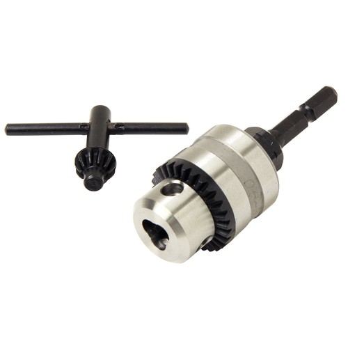 適応機種:充電ドリル・インパクトドライバー チャック径:6.5mm 取り付け可能サイズ:0.6~6.5mm 用途:充電ドリルドライバー・インパクトドライバーに装着して、丸軸先端パーツを使っての作業 差込角:6.35mm六角軸 付属のチャックハンドルで三方をきっちりと締め付けてください。高トルクのインパクトドライバーで使用する場合は負荷のかけ過ぎにご注意ください。また負荷のかかりやすいホールソーなどを使用する場合もご注意ください
