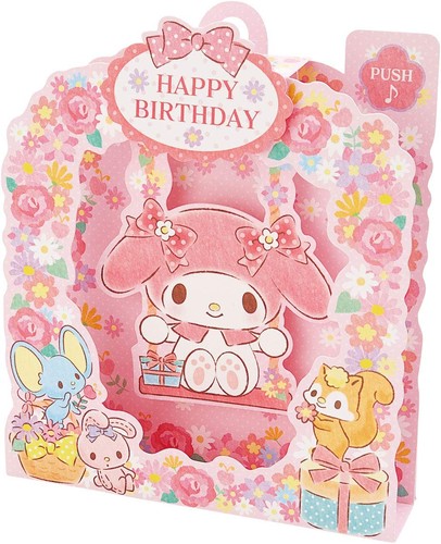 飾ったサイズ:17.6x15.6x6.2cm 立体ボイスカード ボタンを押すとマイメロディが「HAPPY BIRTHDAY TO YOU」の歌を歌って、お誕生日のお祝いの言葉をお話しします花のアーチの中でブランコに乗っているかわいいマイメロディの姿をお楽しみください。立てたり、フックでつるしたりして飾ることができます。カードの裏側にメッセージスペースがあります。 電池できます。 郵便料金()は140円です。海外にも郵送できます(海外にお送りする際は、郵便局で料金をお確かめください)。 ※動画内のカードは試作サンプルのため、実際とは一部異なる場合があります。 ※試聴されている音質は、実際の音質とは異なります。 ※動画には撮影のための演出小物が含まれています。商品ではございませんのであらかじめご了承ください。