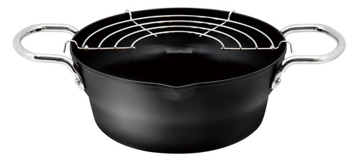本体:鉄(底の厚さ1mm)、アミ:鉄(クロムメッキ) サビ止めのためにシリコン樹脂塗装を施しています。使用を重ねると剥離してきますが、食品衛生法に適合したものを使用していますのでご安心ください。 商品サイズ(外寸):約 30.5×20×8.5cm重量:約620g 満水容量:1.9L、適正油量:720g 生産国:中国