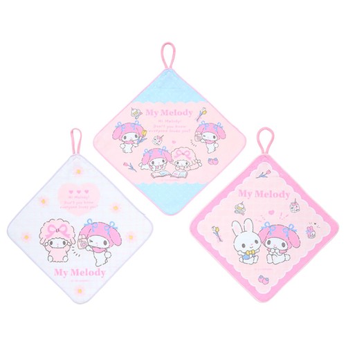 本体サイズ:約幅25×奥行0.2×高さ25cm※ループ含まず。主な材料・原料:綿100% 抗菌加工。名前スペース付き。フックやベビーカーなど様々な所に引っ掛けることができるループ付き。 (C) 2024 SANRIO CO., LTD.