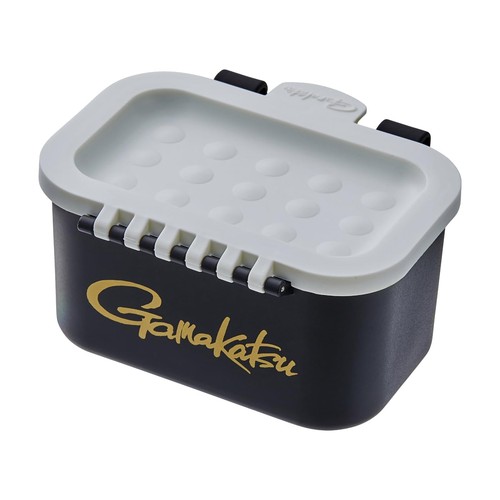 サイズ:〈内寸〉D65×W105×H30mm カラー:ブラック (Gamakatsu) 素材:〈本体〉ポリプロピレン〈フタ〉ポリプロピレン〈インナートレイ〉 ポリプロピレン 内部鏡面 取り付け対応サイズはΦ4.5×37mm