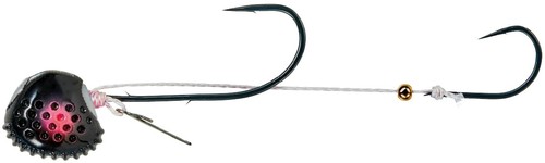 サイズ: 38g (10号) カラー: #14 オウゲンブラック ヘッド:「ラグゼ 桜幻 デルタシンカー TG」......圧巻のフォールスピードと抜群の着底感度を持つ高比重タングステン合金製ヘッド。 特徴:「ワンタッチエビキーパーmini搭載」「プラグインシステム対応」「親鈎・子鈎(桜幻 鯛テンヤプラグイン 替え鈎)標準装備」「ヘッド: 扁平なデルタ形状ボディボトムタッチバンバー搭載ディンプル加工」 品目コード: 19-410 / シリーズ名: 桜幻 鯛テンヤプラグインTG......固定式の親鈎がフッキングと同時に遊動式に変化するプラグインシステム搭載 (※使用例: ソケットホールにプラグインシステム対応の鈎を差し込むと、固定式鯛テンヤと同様の鈎セッティングになり、フッキング後はシンカーから鈎が分離することで遊動式となり、バラシを軽減)
