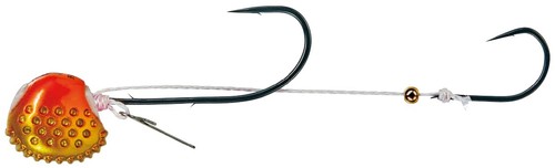 サイズ: 38g (10号) カラー: #03 オレンジ/ゴールド ヘッド:「ラグゼ 桜幻 デルタシンカー TG」......圧巻のフォールスピードと抜群の着底感度を持つ高比重タングステン合金製ヘッド。 特徴:「ワンタッチエビキーパーmini搭載」「プラグインシステム対応」「親鈎・子鈎(桜幻 鯛テンヤプラグイン 替え鈎)標準装備」「ヘッド: 扁平なデルタ形状ボディボトムタッチバンバー搭載ディンプル加工」 品目コード: 19-410 / シリーズ名: 桜幻 鯛テンヤプラグインTG......固定式の親鈎がフッキングと同時に遊動式に変化するプラグインシステム搭載 (※使用例: ソケットホールにプラグインシステム対応の鈎を差し込むと、固定式鯛テンヤと同様の鈎セッティングになり、フッキング後はシンカーから鈎が分離することで遊動式となり、バラシを軽減)