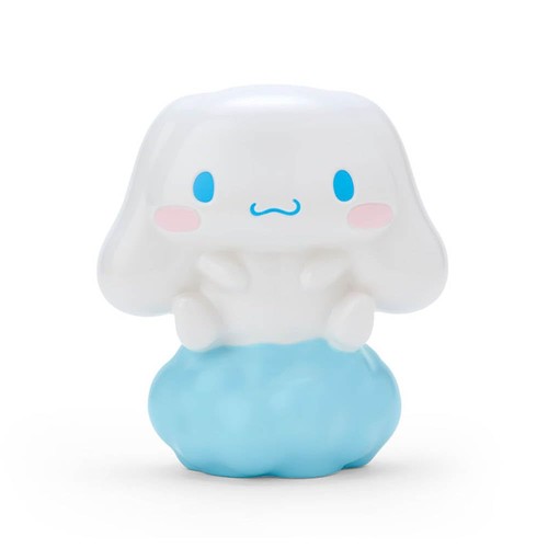 本体サイズ:約幅12.3×奥行7×高さ13.5cm。主な材料・原料:PVC 置いておくだけでも目立つ、フィギュアのようなペンスタンド。デスクや勉強机に最適なサイズ。 (C)2001,2024 SANRIO CO.,LTD.(P)