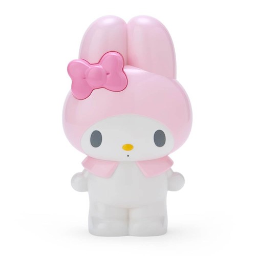 本体サイズ:約幅9.8×奥行6.8×高さ16cm。主な材料・原料:PVC 置いておくだけでも目立つ、フィギュアのようなペンスタンド。デスクや勉強机に最適なサイズ。 (C)1976,2024 SANRIO CO.,LTD.(P)