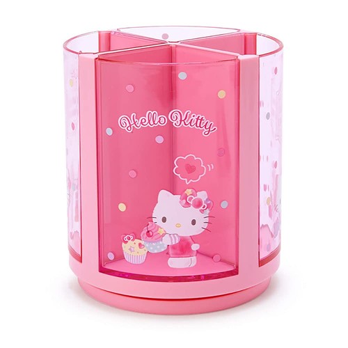 (C)1976,2021 SANRIO CO.,LTD.(P) 本体サイズ:約10×10×11cm。主な材料・原料:プラスチック まわすことが出来て便利。ペンスタンド4箇所。使いたいものだけ取り外して持ち運べます。 対象年齢: キッズ