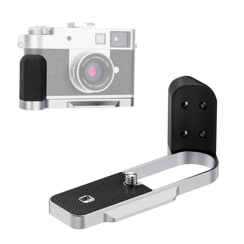 Fujifilm X half 専用設計富士X halfカメラのボディ形状に精密に設計。専用スピーカー開口部を設け、音声出力を妨げません。すべてのポートや操作ルへのアクセスも妨げず、バッテリーやSDカードのもグリップを外す必要なく簡単に行えます。 抜群のグリップ感高品質アルミニウム製ボディに柔らかく滑りにくいシリコングリップを採用。カメラ本体と同様の質感でデザインの統一感も保ちながら、長時間の撮影でも疲れにくい握り心地を実現。 安心の保護設計カメラ接触面にはシリコンパッドを装備。機体を傷から守るとともに、摩擦を高めてカメラを落とすリスクを軽減します。専用のマイナスドライバー付属で取り付けも簡単です。 プロ仕様の拡張性底部に1/4"-20ネジ穴とアーカ式クイックシューを内蔵。三脚架やアルカ雲台への素早い取り付けが可能で、動画撮影や長時間露光時の安定性を大幅に向上。 3色展開でスタイリッシュにカスタマイズブラック/シルバー/ダークグレーの3色から選択可能。カメラ本体との調和を考えた配色で、機能性とデザイン性を両立。付属のドライバーは磁気収納式で紛失防止にも配慮。