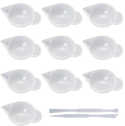 商品詳細調色パレット 10個 (シリコン製)と調色スティック 2本(プラスチック製) 使い勝手取手部分に着色剤を出しておけます。V型の注ぎ口で少しずつレジンを流すことができます。 調色パレットレジンをカラー液、カラーパウダー、グリッターなどと混ぜてモールドやミール皿などに流し込むのにとっても便利なパレット!シリコン製なので、残ったレジンはUVライトで硬化して、パレットの裏面を押し出すことによって簡単に剥がすことができます。 調色スティック4種の形のスティックで、混ぜる・すくう・かき集める、気泡つぶしも流し込みも、この1セットがあればとっても便利!1スプーン:パレットからのレジンの流し込みや、着色パウダー、着色液などをすくうのにも便利!2ブレード:パレットや、シリコンマットの上のレジンを集めたり、作品の表面のならしに。3スパチュラ:パレットやシリコンマットのレジンをかき集めてすくい取るのに、ちょうどいいしなり具合でとっても便利!4ニードル:レジンと着色剤を混ぜたり、気泡つぶしや、モールド等の細かい部分への流し込みに! 適用範囲レジン道具としてのほか、アロマクラフトやジェルネイルなどにもお使いいただけます。