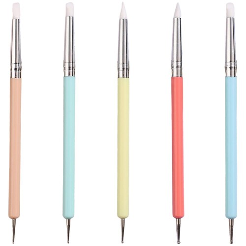 セット内容5本セット サイズネイルブラシ長さ15cm、ドットペン:1mm、1.5mm、2mm、2.5mm。 上質な素材プラスチック、シリコーン、金属で作られており、軽量でありながら耐久性があります。変形しにくく、使用後の清掃も簡単で、長期間にわたり安定したパフォーマンスを提供します。 両端ネイルブラシ一端がドットペン、もう一端がシリコンブラシで。シリコンブラシのさまざまなデザインは、ドットペンのサイズバリエーションにより、さまざまな大きさのドットや細かい模様が簡単に描けます。 快適な操作性手にしっくりと馴染み、ストレスを感じることなく、スムーズにネイルアートを施すことができます。ネイルアート初心者から上級者まで幅広くおすすめできます。 多用途このブラシはネイルアートだけでなく、シリコンペイントブラシとしても活用できます。細かい作業や模型作り、油絵、水彩画、人物描画など、さまざまなクリエイティブな用途にも適しています。