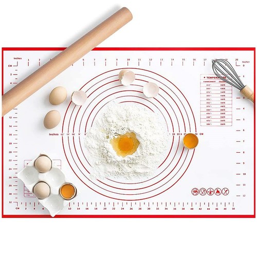サイズ40 CM*60 CM*0.35 MM。/30 CM*40 CM*0.35 MM。 耐熱耐冷-40°C~260°Cの環境下で使用可能。 高品質素材シリコンパッドは柔軟で割れにくく、耐久性が高いです。生地のこねや伸ばしに非常に便利であり、料理パッドに生地がくっつくこともなく、繰り返し使用でき、簡単に洗えます。 使いやすい中央に円形のガイドがあるものから方眼目盛が付いているものまで、生地のサイズを決める目安として使用できます。 使用するシーンマカロンやクッキー・パン・ピザなど、生地作りにおすすめです。 揉み台をずれにくくする固定方法1 調理台に水を少したらす。2 その上に揉み台を置く。3 スクレーパーは揉み台の上に置き、中央から外側へゆっくり押し広げる(※スクレーパーを揉み台の下に入れないでください)。4 水と空気が押し出され、揉み台が台にピタッと吸着して完了。
