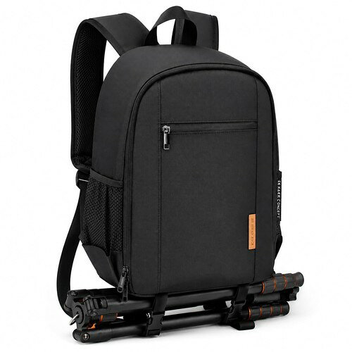 軽量コンパクト外寸は約39cm*29cm*15cmとなります。重量はたった850gとなります。カメラバックパックとして、羽のように軽くて、街撮影にピッタリします。飛行機内に持ち込みするのも可能で、最大限に活用することができます。 プロのカメラバックパックバッグ本体はアルミ構造を採用しており、型崩れを防ぎつつ機材をしっかり保護します。自由組み合わせ可能な綿入り仕切り板付き、カメラ機材などをしっかり守ります。カメラバッグの底にカメラ三脚を取り付けることができます。 十分な容量カメラ1台+レンズ6個+フレッシュトリガー1個を同時収納可能です。内側にはアクセサリーやiPadなどタブレット用のジッパー式メッシュポケットがあります。高弾性メッシュのサイドポケットにはボトルや傘などが収納できます。 頑丈で耐久性高い撥水加工のほか、防水のレインカバーが付属します。どんな天気でもご使用可能なカメラバッグです。通気性のあるショルダーストラップは頑丈で、パッドがしっかり入っていて、簡単に調整できます。背部もクッションパッドが付き、必要な快適さと通気性を提供します。 多機能このカメラバッグは仕切り板を取り外すと軽量かつシンプルなストレートシティデイパックに変換できます。十分の収納ポーチが内蔵するので日常用や短期間の旅には最適です。ブラックの外見は実用性がもっとも高いです。カメラバックパックにご満足いただけない場合やご不明な点がございましたら、お気軽にお問い合わせください。 TARIONはいつもお待ちしております。