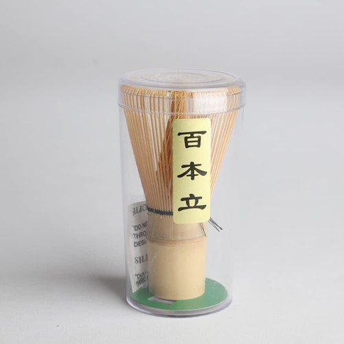 《お取り扱いについて》:1.新しい茶筌を使い始める時はたらいやボウルを使って80°C程度の水洗いをし、その後お湯で湯通し(茶筌通し)をして下さい。 2.使った後は、水で振り洗いをし、 茶筅直し等で直射日光の当たらない風通しのよい場所でしっかり乾かしてから、温度や湿気の変化の少ない冷暗所に収納してください。竹は乾燥や急激な温度変化によって割れたり、ヒビが入ることがあります。 3.食洗器、食器用洗剤の使用はNGです。 《材質》:白竹色の茶せんです。細い竹材質で作成し、抹茶を点てる際に絶対必要な道具が茶筌、竹製の道具です。天然の竹ですから、初心者から中級者向け、安心使えます。 《商品説明》:茶筅の標準的な穂数は70本前後ですが、常穂は64本前後ですが、80本立ての穂数は80本。100本立ての穂数は81~95本前後。穂数が多い程きめ細かな泡を作ることができ、初心者の方でも比較的上手に点てられます。100本立は特に穂数が多いので初心者の方にも細かい泡が点ちやすいです。 《サイズ》:茶筅/約 :直径6×高さ11cm ※一つ一つ手作りの為個体差があります。 《商品特性について》:自然素材の為、寸法や色味、節の具合など個体差がございます。その為画像と異なる場合がございますので予めご了承ください。また、一つ一つ手作りの為サイズ・重量にも個体差があります。