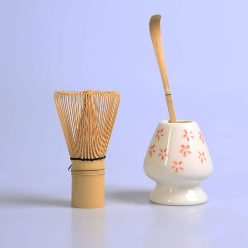茶筅直し● 茶筅直し/約 :直径6.2x高さ7.5cm,カラー:桜白。● 茶筅直し素材は陶器です。●茶筅休めは使用後の茶筅が広がったり、つぼんだりするのをふせぎ、茶筅を長持ちさせます。 茶筅● 茶筅/約 :直径6×高さ11cm。● 百立本茶筅は白竹色の茶せんです。細い竹材質で作成し、抹茶を点てる際に絶対必要な道具が茶筌、竹製の道具です。●茶筅はお抹茶を点てるために使用します。 茶杓● 茶杓/約 :長さ約17cm。重量:9.07g。● 茶杓は竹を使用しておりますので、個体差がありますので予めご了承下さい。●茶杓は抹茶をすくうための道具です。 セット内容茶筅(百立本)×1・茶杓×1・茶筅直し×1(3点セット ) セット全体は、すべて天然の竹と高品質のセラミックで作られています。 100%竹でできており、耐久性を高めるために植物油でコーティングされています。 セラミックティー筅休めは食品安全基準を満たし、鉛とカドミウムを含みません。 高品質により、頑丈で耐久性があります。 《お取り扱いについて》:1.新しい茶筌を使い始める時はたらいやボウルを使って80°C程度の水洗いをし、その後お湯で湯通し(茶筌通し)をして下さい。 2.使った後は、水で振り洗いをし、 茶筅直し等で直射日光の当たらない風通しのよい場所でしっかり乾かしてから、温度や湿気の変化の少ない冷暗所に収納してください。竹は乾燥や急激な温度変化によって割れたり、ヒビが入ることがあります。 3.食洗器、食器用洗剤の使用はNGです。