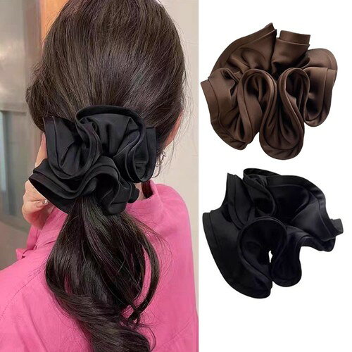 商品仕様ヘアゴムは高品質の素材で作られており、非常に弾力性があり、快適で耐久性があり、髪を傷つけません。 長時間の使用に適しています。 寸法:直径約7cm、重量:約13g、2個入り 実用伸びが良く使いやすいヘアゴムで,耐久性に優れています。よい伸縮性の高品質ラバーで構成されていますので、最大で20cmまで伸ばしてもしっかりと元に戻ることができますのよく伸びるヘアゴムです。 複数のヘアスタイルに対応高丸子ヘアスタイル、低丸子ヘアスタイル、カジュアルなヘアスタイル、複雑なヘアスタイルにもぴったりですよ。それぞれの感覚を体現することができて、簡単でおしゃれでだるい、とても実用的です。 デザイン派手すぎずに美しくデザインされており、上品な印象を与えます。 簡単にまとめられるヘアは上品な大人の女性らしさを演出し、装いも心も華やかにします。 ギフトにも最適このヘアゴムは彼女、友人、家族へのプレゼントに最適です。 誕生日、記念日、バレンタインデー、クリスマス、母の日などのお祝いのプレゼントにもおすすめです。
