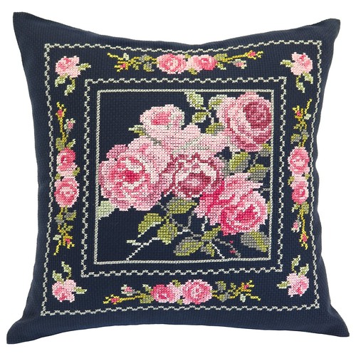 セット内容:25番刺繍糸、刺繍布(オリムパスNo.3000布ジャバクロス中目)、刺繍針、図案付説明書 用意するもの:はさみ、糸またはテープ、アイロン 出来上がりサイズ:約縦40cm×横40cm 難易度:中級者向き