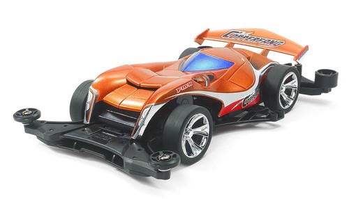組み立てが必要なキット。別途、工具等が必要。 牙をむくヘビのデザインを大胆に取り入れた優秀賞作品 シャフトドライブ四輪駆動を採用した高性能レーサーのプラスチックモデル組み立てキットです。カッパーファングは「ミニ四駆デザインコンテスト2018」の優秀賞を獲得したマシン。クラシックスポーツカーとヘビをモチーフにしたスタイリングが魅力的です。メタリックオレンジのABS樹脂製ボディは、口を大きく開けたヘビの頭をデザインに取り入れた迫力満点の仕上がり。牙に見立てたヘッドライトや、うろこのようなパネルラインなど、各部に取り入れられたヘビのイメージに注目です。また、ボディをシャープに見せるボディサイドのライン、ヘッドライト、ロゴなどはメタリック調のステッカーで表現しました フロントモーターレイアウトのFM-Aシャーシを採用 シャーシはエアロデザインを取り入れたフロントモーターレイアウトのFM-Aを採用しました。重心が車体のフロントよりにあるのでアップダウンが多いコースでも安定感のある走りが可能。フロント下部に低摩擦樹脂製のスキッドバーを標準装備したのをはじめ、4個のローラーも低摩擦樹脂製。特にリヤローラーは安定性を高めた8mm厚タイプとしました。さらに、モーターはシャーシ底面から簡単にでき、セッティング変更もスピーディー。飛行機の翼の断面形状をヒントに作られたエアロサイドステーには様々なパーツが取り付けられます。シャーシ本体はブラックのABS樹脂製、アンダーパネルやスキッドバーなどのAパーツは低摩擦樹脂製のブラックカラー。また、シルバーメッキを施したAスポークホイールには、小径スーパーハードローハイトタイヤを装着しました。ギヤ比は3.5:1をセット 基本スペック ●完成時の全長156mm、全幅97mm、全高38mm ●モーターつき ●組み立ては接着剤不要のはめ込み式 別にお求めいただくもの ●単3形電池2本