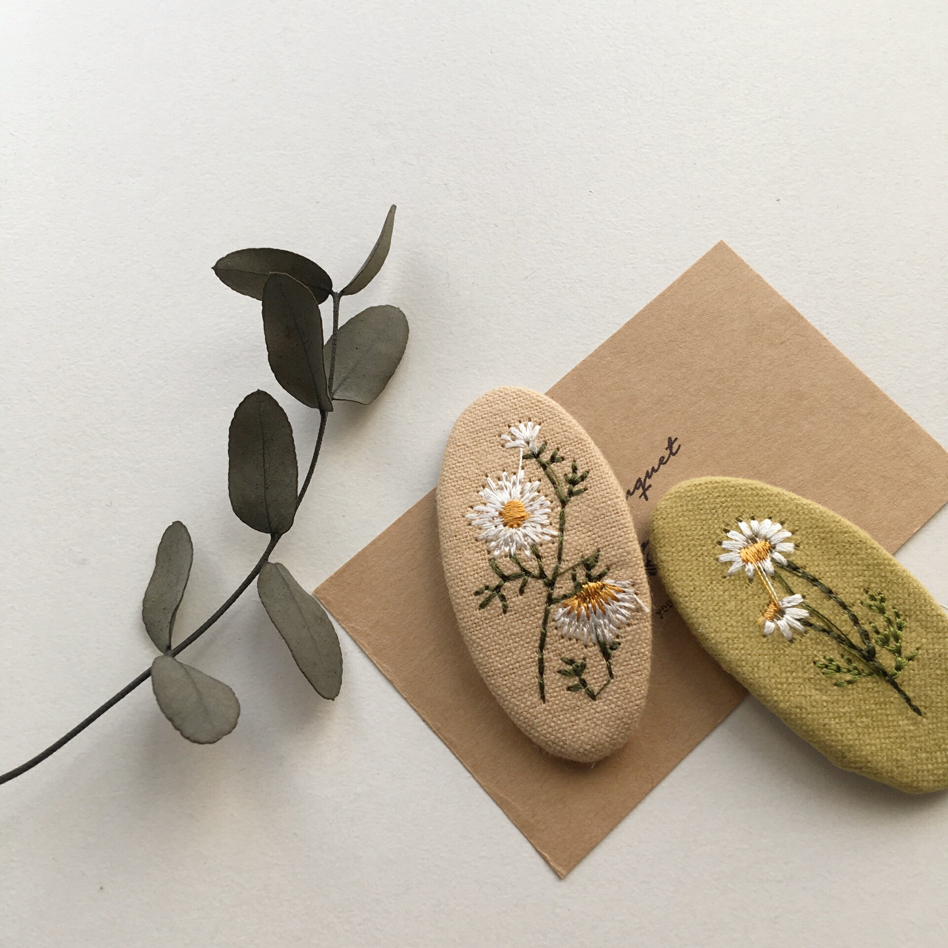 刺繍　パッチンピン　2個セット　ナチュラル　花　スリーピンベビー　ヘッドバンド　赤ちゃん　キッズ　新生児　誕生日　ニューボーンフォト　バースデー　ハーフバースデー　髪飾り　花飾り　王冠　ティアラ　カチューシャ　かすみ草　花冠のサムネイル