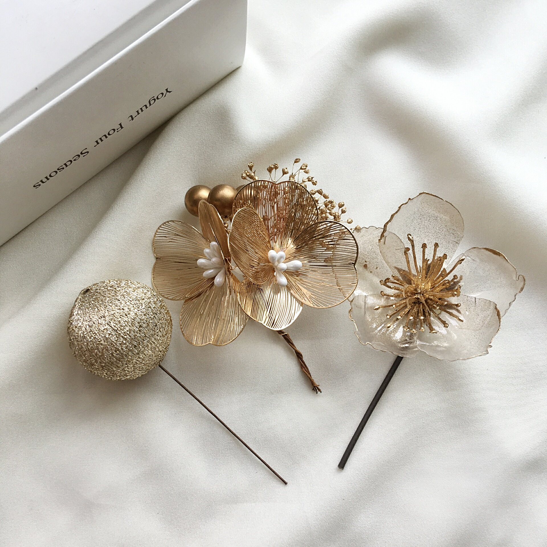 ヘッドドレス 花 髪飾り 透明 透かし 金 クリア ディップフラワー ドライフラワー カスミソウ コーム 簪 ゴールド かすみ草 リーフ プリザーブドフラワー ...