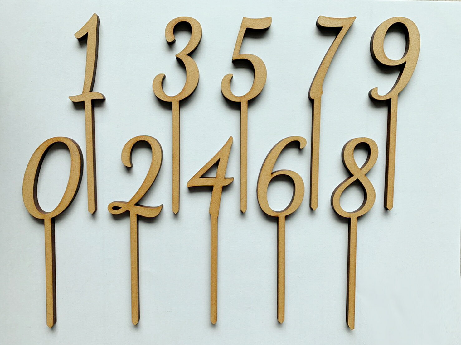テーブルナンバー　数字　 10本セット　ケーキトッパー　 0〜9 ナンバーセット　テーブルナンバー　誕生日 木 木製 ナチュラル ウッド 誕生日 誕生日ケーキ 1歳 バースデーフォト　マンスリーフォト　マンスリーカード　レターバナーのサムネイル