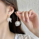 花びら ピアス イヤリング ペタルピアス ホワイト 白 ロングピアス ブライダル ウェディング ピアス 可愛い 大人っぽい 揺れる オシャレ プレゼント 母の日 ギフト アレルギー対応 樹脂ピアス 樹脂イヤリング アクセサリー 花 フラワー お花