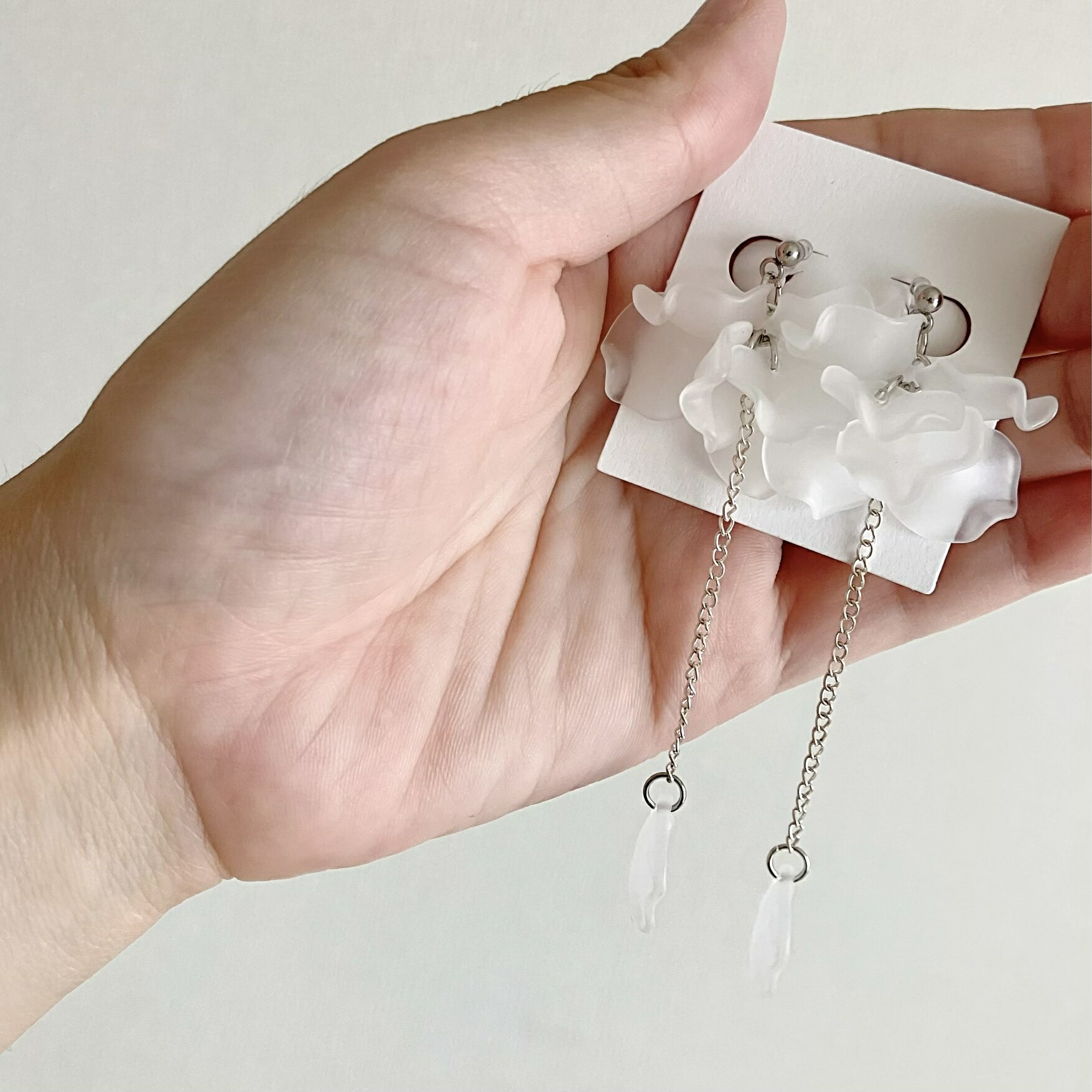 花びら ピアス イヤリング ペタルピアス ホワイト 白 ロングピアス ブライダル ウェディング ピアス 可愛い 大人っぽい 揺れる オシャレ プレゼント 母の...