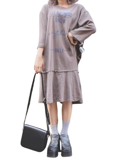 Lettering Flare Long One Piece　女性 レディース ワンピース ロングワンピース フレア 長袖 ロゴデザイン プリントデザイン DARK BROWN ダークブラウン 膝丈 ガーリー レトロ シンプル 20代ファッション アパレル A.D.G エーディージー 送料無料