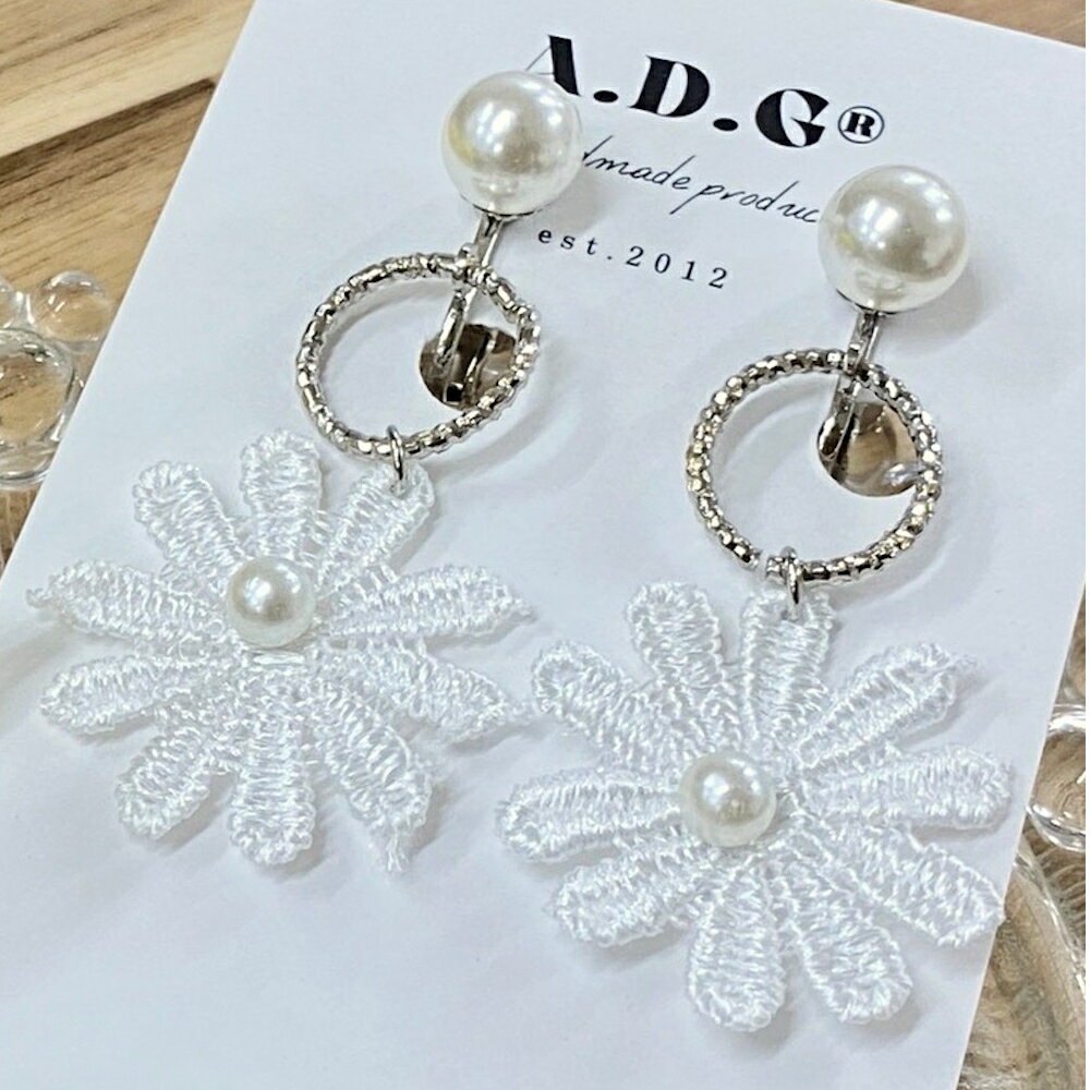 yhandmadezPearl~embroidery flower earringisilver-whitej@nhCh@ANZT[@CO@Vo[ANZT[@p[@t[@ԁ@zCg@Vv@ig@fC[@f[g@Ă΂@g@NVJ@K[[@A.D.G@G[fB[W[