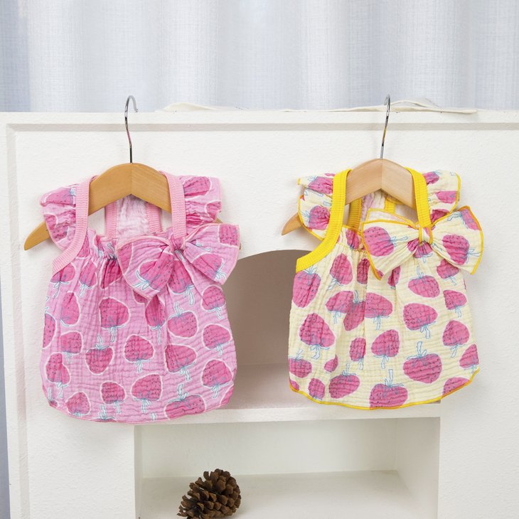 商品紹介女の子らしさをぎゅっと詰め込んだ、ふんわり甘いストロベリー柄のドッグキャミソールワンピースです。背中にあしらわれた大きめの立体リボンと、肩口を優しく華やかに彩るフリルが、愛犬の後ろ姿を最高にキュートに演出します。生地にはデリケートなワンちゃんの肌に優しい、通気性と吸水性に優れたコットンガーゼ風素材を使用。サラッとしていてとても軽い着心地なので、汗ばむ春夏のデイリーウェアとしてはもちろん、お家でのリラックスタイムや、抜け毛対策・冷房対策用のルームウェアとしてもおすすめです。スペック【サイズ】XS、S、M、L、XL（※詳細はサイズ表をご参照ください）【カラー】・ピンク系・イエロー系【素材】綿（ガーゼ風素材）【仕様】ノースリーブ（キャミソール型ワンピ）ビッグリボン＆肩フリル仕様注意事項・海外製品につき、サイズや色味に若干の個体差がある場合がございます。・手作業による採寸のため、多少の誤差はご了承ください。・輸入時期や製造ロットにより、同じ柄でも色味やサイズに違いが生じる場合がございます。・モニターや撮影環境により、実際の商品の色と若干異なる場合がございます。・海外製品につき、日本製品より縫製が甘い、若干の汚れ等ある場合がございます。・ご注文後、在庫切れや入荷遅延が生じることがございますので、余裕をもってご注文ください。・使用時の破損や事故等につきましては責任を負いかねます。・輸入品の為、輸送の際に生じるキズ・汚れ・箱潰れがある場合がございますが新品です。・サイズ・重量は、多少の誤差が生じる場合がございます。・あくまで画像はイメージですので、商品改良の為パッケージや一部仕様が少し変更になる場合もございます。・お使いのブラウザや設定により、画像と実際の商品との若干の色の違いが生じる場合がございます。・海外製品につき、糸のほつれ・ゆがみ・縫製の甘さ等がございます。 ご理解の上、ご購入をお願いいたします。