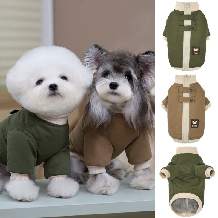 商品紹介背中側のセンタージッパーで着脱がスムーズに行える、ハイネックデザインの犬用あったかアウターです。内側は保温性に優れたふんわり裏ボア仕様で、首元までしっかりカバーして冷たい風を防ぎます。背中にはアクセントとなるダブルベルト風デザインとワンポイントワッペンをあしらい、機能性とデザイン性を両立。落ち着いたナチュラルカラーの2色展開で、秋冬の毎日のお散歩にぴったりの1着です。スペック【サイズ】・S：背丈 20cm / 胸回り 32cm・M：背丈 25cm / 胸回り 37cm・L：背丈 30cm / 胸回り 42cm・XL：背丈 35cm / 胸回り 47cm・XXL：背丈 40cm / 胸回り 52cm 【カラー】全2色（カーキ、ブラウン） 【素材】ポリエステル（裏地ボア） 【仕様】・背中ファスナー仕様・裏ボア防寒仕様・ハイネック＆リブ仕様 【備考】※ご購入前に「背丈・胸回り」の実測値をご確認ください。※海外生産品のため±1～3cmの誤差が生じる場合があります。 注意事項・海外製品につき、サイズや色味に若干の個体差がある場合がございます。・手作業による採寸のため、多少の誤差はご了承ください。・輸入時期や製造ロットにより、同じ柄でも色味やサイズに違いが生じる場合がございます。・モニターや撮影環境により、実際の商品の色と若干異なる場合がございます。・海外製品につき、日本製品より縫製が甘い、若干の汚れ等ある場合がございます。・ご注文後、在庫切れや入荷遅延が生じることがございますので、余裕をもってご注文ください。・使用時の破損や事故等につきましては責任を負いかねます。・輸入品の為、輸送の際に生じるキズ・汚れ・箱潰れがある場合がございますが新品です。・サイズ・重量は、多少の誤差が生じる場合がございます。・あくまで画像はイメージですので、商品改良の為パッケージや一部仕様が少し変更になる場合もございます。・お使いのブラウザや設定により、画像と実際の商品との若干の色の違いが生じる場合がございます。・海外製品につき、糸のほつれ・ゆがみ・縫製の甘さ等がございます。 ご理解の上、ご購入をお願いいたします。